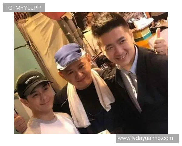 老头在公园里与朋友们一起猜测足球明星的名字引发的趣味故事